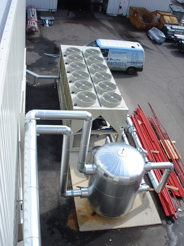 Kaltwasseranlage zur Extruderkühlung inkl. ca. 250m Rohrnetz, hydraulischer Weiche, Sekundärpumpen und Wärmetauschern Kälteleistung 720KW Wassertemperatur 2°C